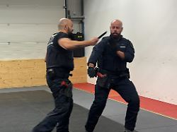 Training unter Echtbedingungen: So wehrt sich die Polizei bei Messerangriffen