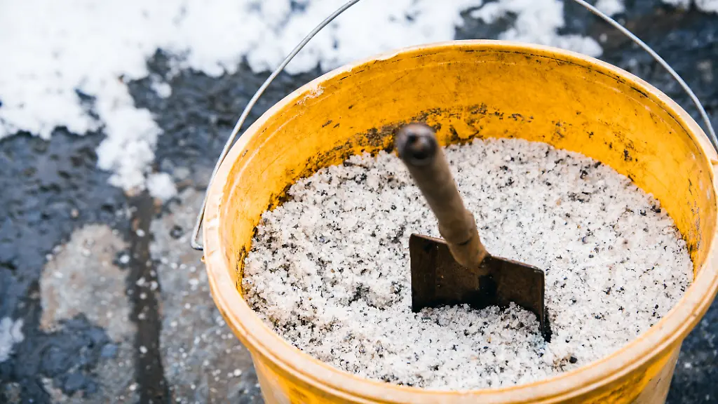 Von-Granulat-ueber-Splitt-bis-Quarzsand-diese-Streumittel-sorgen-auch-bei-starkem-Wintereinbruch-fuer-sichere-Wege