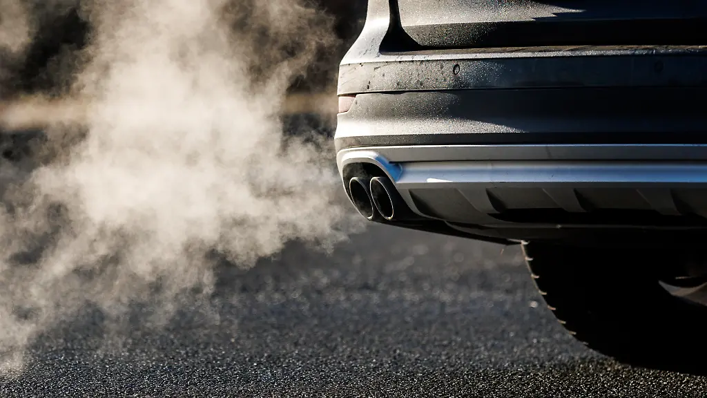 Abgase-kommen-aus-dem-Auspuff-von-einem-Fahrzeug-in-Oberaudorf-Bayern
