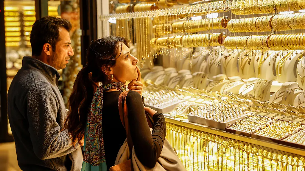 People-look-at-gold-jewelleries-as-they-stand-outside-a-jewellery-shop-at-the-Grand-Bazaar-in-Istanbul-Turkey-January-26-2026
