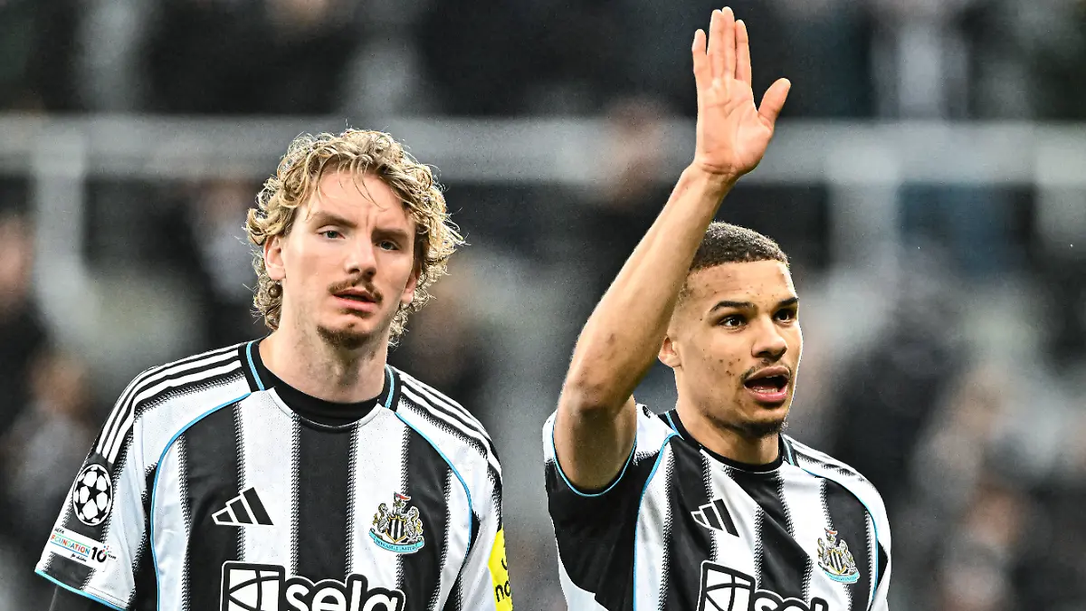 Newcastle-United-v-PSV-Eindhoven-UEFA-Champions-League-Nick-Woltemade-and-Malick-Thiaw-of-Newcastle-United-thank-fans-at-full-time-during-the-UEFA-Champions-League-match-at-St