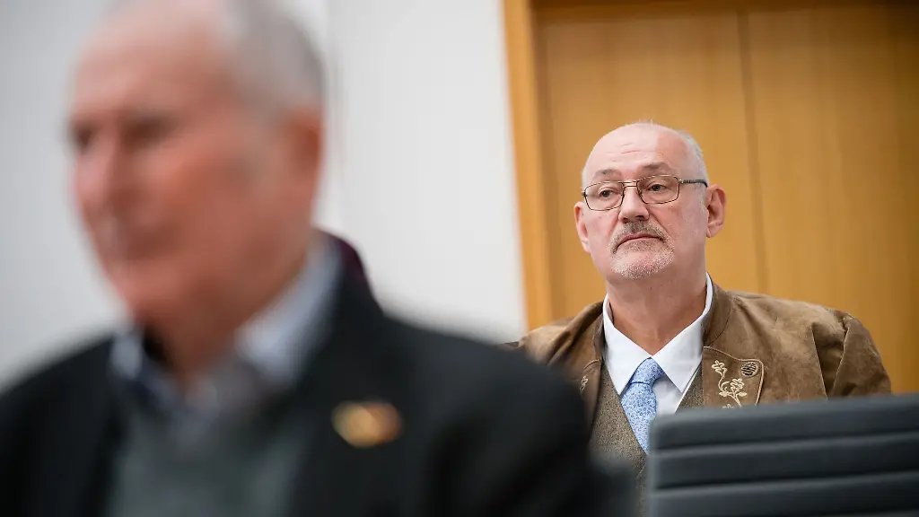 Schaufert-rechts-ist-als-Reaktion-nach-eigenen-Angaben-aus-der-katholischen-Kirche-ausgetreten