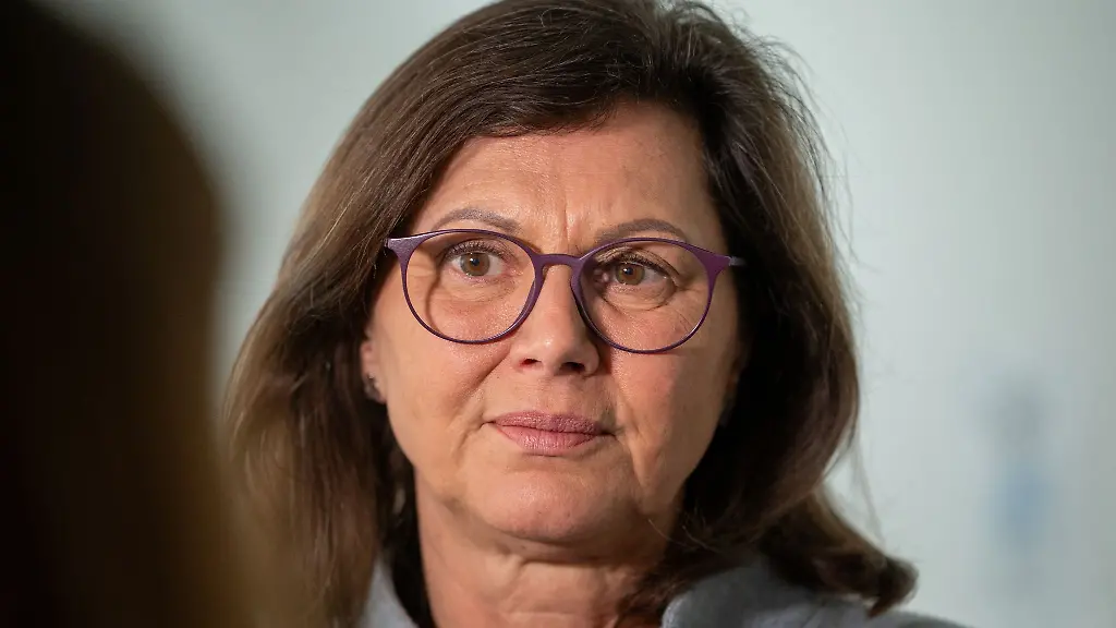 Landtagspraesidentin-Aigner-forderte-in-Nuernberg-ein-hartes-Vorgehen-des-Rechtsstaats-gegen-Antisemitismus