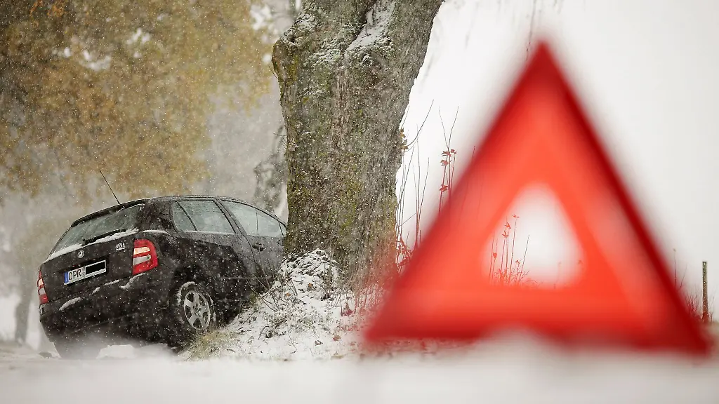 Wenn-es-kracht-gilt-zuerst-Warnblinker-einschalten-Warnweste-anlegen-und-das-Warndreieck-aufstellen