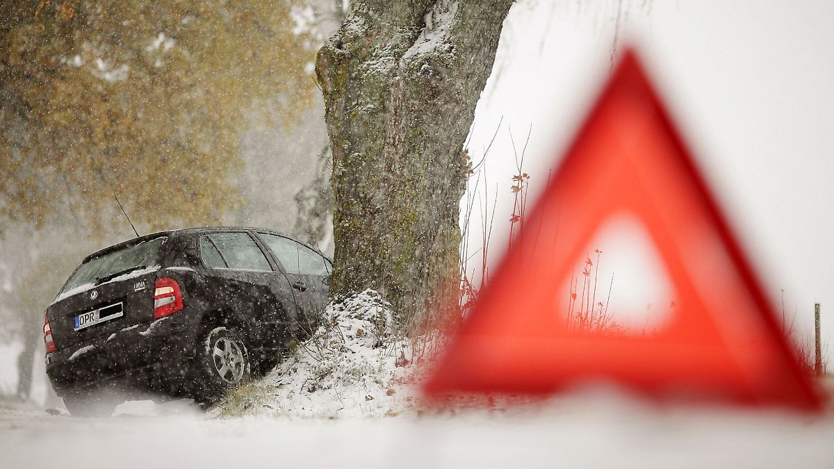 Nothammer-Gurtschneider-Co-So-reagieren-Sie-nach-einem-Autounfall-richtig