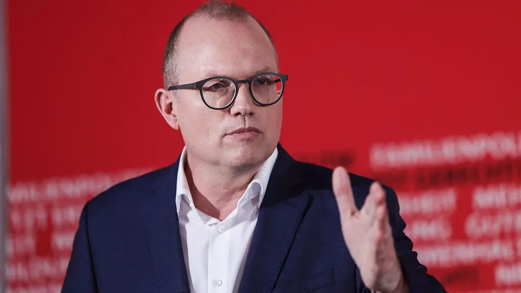 Der-designierte-Spitzenkandidat-der-NRW-SPD-fuer-die-Landtagswahl-2027-strebt-einen-tiefgreifenden-Umbau-des-Schulsystems-an