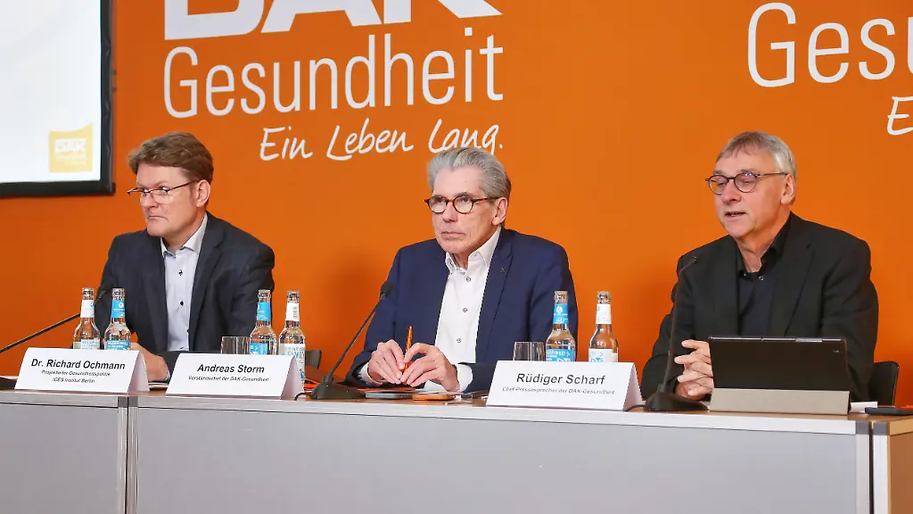 Berlin-Deutschland-Haus-der-Bundespressekonferenz-Pressekonferenz-DAK-Gesundheit-Sozialversicherung-am-Limit-Steigt-die-Belastung-durch-Sozialabgaben-auf-50-Prozent-L-R-Richard-Ochmann-Andreas-Storm-und-Ruediger-Scharf