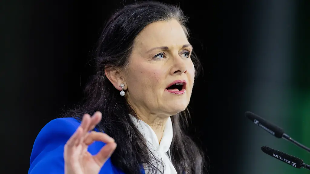 Gitta-Connemann-CDU-Bundesvorsitzende-der-MIT-und-Parlamentarische-Staatssekretaerin-im-Bundeswirtschaftsministerium-spricht-beim-17-Bundesmittelstandstag-der-Mittelstands-und-Wirtschaftsunion-MIT-in-der-Motorworld