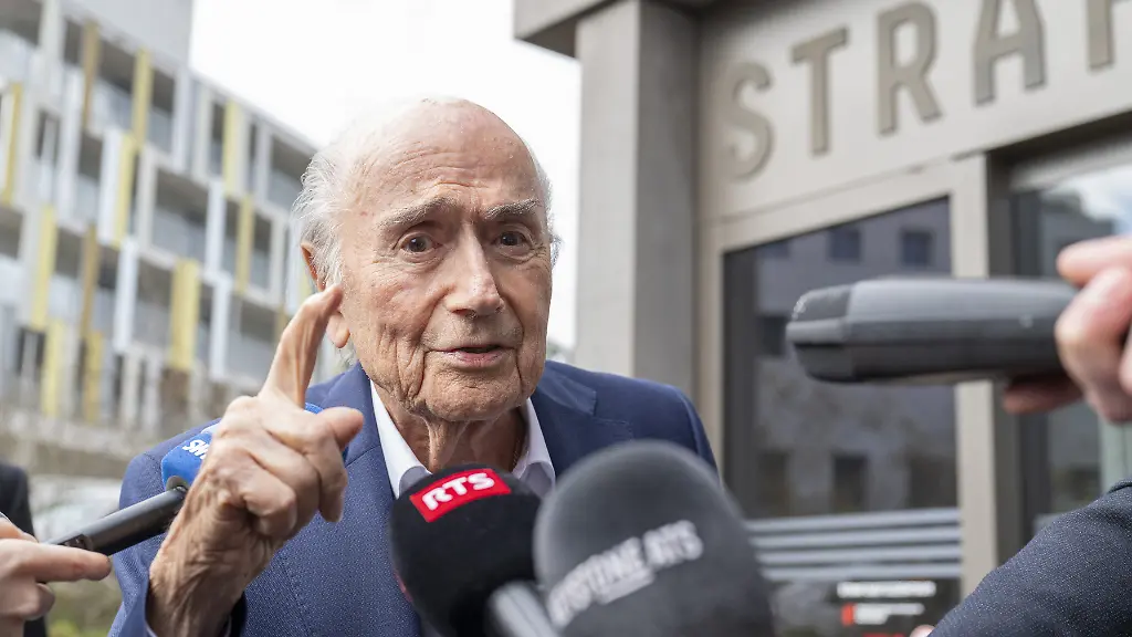 Der-ehemalige-Fifa-Praesident-Joseph-Sepp-Blatter-reagiert-nach-der-Urteilsverkuendung-vor-dem-Sonderberufungsgericht-in-Muttenz-Im-Betrugsprozess-um-eine-Millionenzahlung-aus-der-Kasse-des-Fussball-Weltverbands-FIFA-sind-die-ehemaligen-Spitzenfunktionaere-Blatter-und-Platini-erneut-freigesprochen-worden-Das-Berufungsgericht-in-Muttenz-bei-Basel-urteilte-wie-die-erste-Instanz