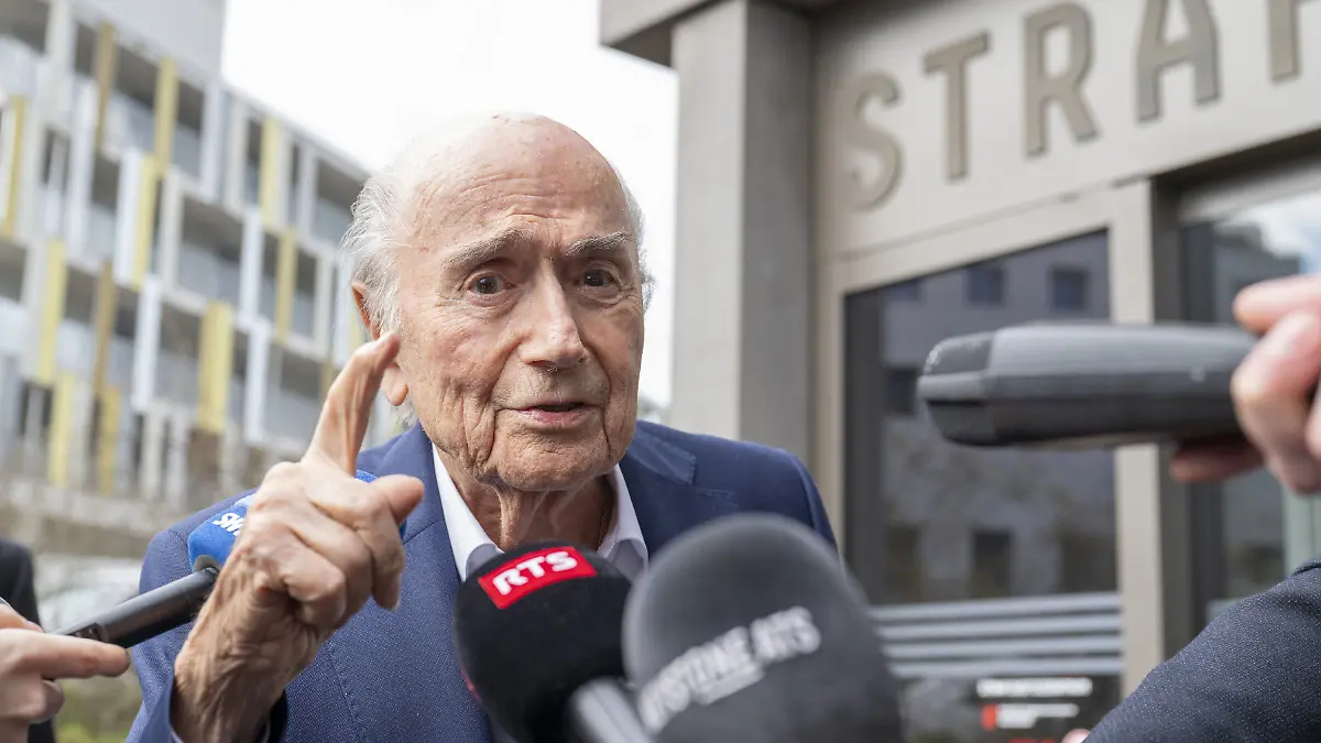 Der-ehemalige-Fifa-Praesident-Joseph-Sepp-Blatter-reagiert-nach-der-Urteilsverkuendung-vor-dem-Sonderberufungsgericht-in-Muttenz-Im-Betrugsprozess-um-eine-Millionenzahlung-aus-der-Kasse-des-Fussball-Weltverbands-FIFA-sind-die-ehemaligen-Spitzenfunktionaere-Blatter-und-Platini-erneut-freigesprochen-worden-Das-Berufungsgericht-in-Muttenz-bei-Basel-urteilte-wie-die-erste-Instanz