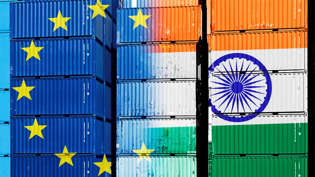 FOTOMONTAGE-Gestapelte-Container-mit-Fahnen-von-EU-und-Indien-FOTOMONTAGE-Stacked-containers-with-flags-of-EU-and-India