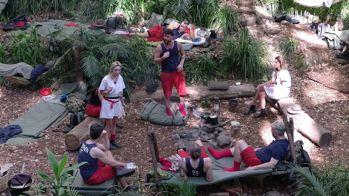 ACHTUNG-SPERRFRIST-FUeR-ALLE-MEDIEN-BIS-ZUM-SHOWENDE-MONTAG-26-JANUAR-2026-22-30-UHR-Ariel-und-Umut-Tekin-stehen-mitten-im-Camp-und-reden-gleichzeitig-aufeinander-ein-Die-Verwendung-des-sendungsbezogenen-Materials-ist-nur-mit-dem-Hinweis-und-Verlinkung-auf-RTL-gestattet