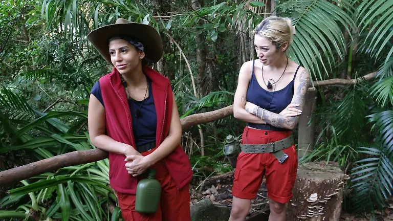 ACHTUNG-SPERRFRIST-FUeR-ALLE-MEDIEN-BIS-ZUM-SHOWENDE-MONTAG-26-JANUAR-2026-22-30-UHR-Auf-dem-Weg-zur-Dschungelpruefung-eskaliert-ein-Streit-zwischen-Eva-Benetatou-l-und-Ariel-Die-Verwendung-des-sendungsbezogenen-Materials-ist-nur-mit-dem-Hinweis-und-Verlinkung-auf-RTL-gestattet