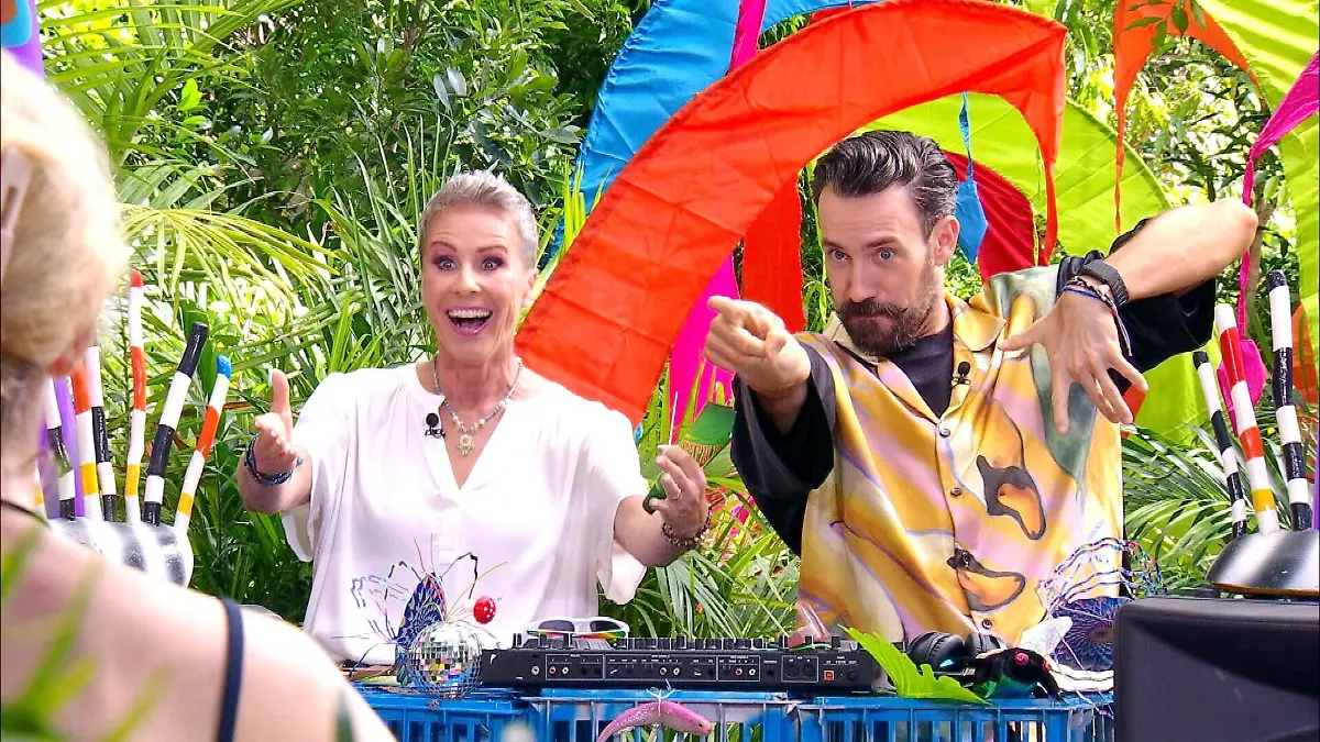 ACHTUNG-SPERRFRIST-FUeR-ALLE-MEDIEN-BIS-ZUM-SHOWENDE-MONTAG-26-JANUAR-2026-22-30-UHR-Sonja-Zietlow-und-Jan-Koeppen-begruessen-Ariel-Eva-und-Gil-zur-Dschungelpruefung-Kotzella-Festival-Die-Verwendung-des-sendungsbezogenen-Materials-ist-nur-mit-dem-Hinweis-und-Verlinkung-auf-RTL-gestattet