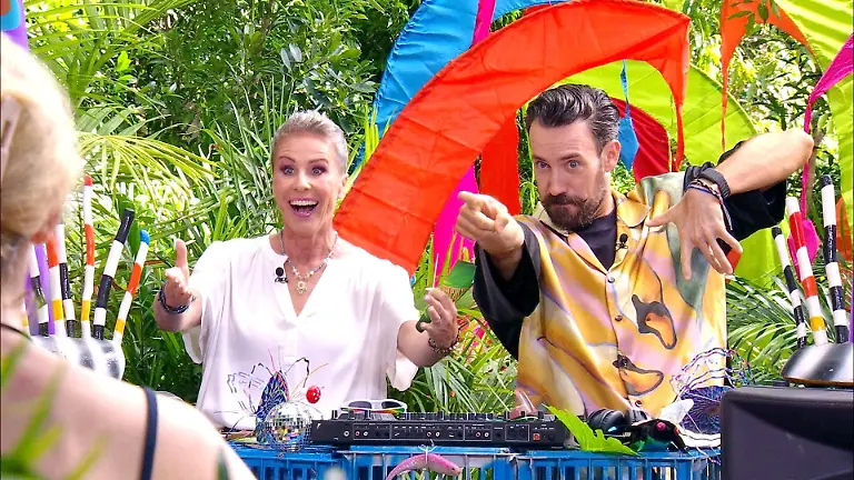 ACHTUNG-SPERRFRIST-FUeR-ALLE-MEDIEN-BIS-ZUM-SHOWENDE-MONTAG-26-JANUAR-2026-22-30-UHR-Sonja-Zietlow-und-Jan-Koeppen-begruessen-Ariel-Eva-und-Gil-zur-Dschungelpruefung-Kotzella-Festival-Die-Verwendung-des-sendungsbezogenen-Materials-ist-nur-mit-dem-Hinweis-und-Verlinkung-auf-RTL-gestattet