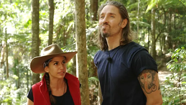 ACHTUNG-SPERRFRIST-FUeR-ALLE-MEDIEN-BIS-ZUM-SHOWENDE-MONTAG-26-JANUAR-2026-22-30-UHR-Eva-Benetatou-und-Gil-Ofarim-auf-dem-Weg-zur-Dschungelpruefung-Eva-und-Ariel-haben-Streit-Die-Verwendung-des-sendungsbezogenen-Materials-ist-nur-mit-dem-Hinweis-und-Verlinkung-auf-RTL-gestattet