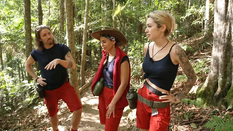 ACHTUNG-SPERRFRIST-FUeR-ALLE-MEDIEN-BIS-ZUM-SHOWENDE-MONTAG-26-JANUAR-2026-22-30-UHR-Auf-dem-Weg-zur-Dschungelpruefung-eskaliert-ein-Streit-zwischen-Eva-Benetatou-M-und-Ariel-Links-Gil-Ofarim-Die-Verwendung-des-sendungsbezogenen-Materials-ist-nur-mit-dem-Hinweis-und-Verlinkung-auf-RTL-gestattet