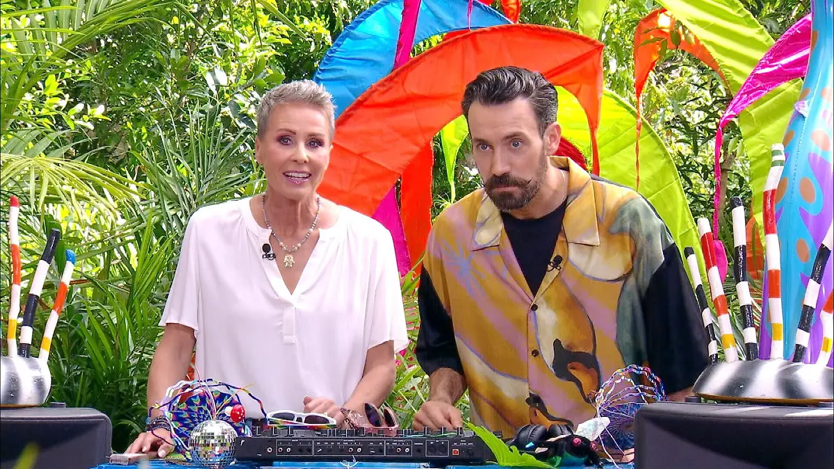 ACHTUNG-SPERRFRIST-FUeR-ALLE-MEDIEN-BIS-ZUM-SHOWENDE-MONTAG-26-JANUAR-2026-22-30-UHR-Sonja-Zietlow-und-Jan-Koeppen-begruessen-Ariel-Eva-und-Gil-zur-Dschungelpruefung-Kotzella-Festival-Die-Verwendung-des-sendungsbezogenen-Materials-ist-nur-mit-dem-Hinweis-und-Verlinkung-auf-RTL-gestattet