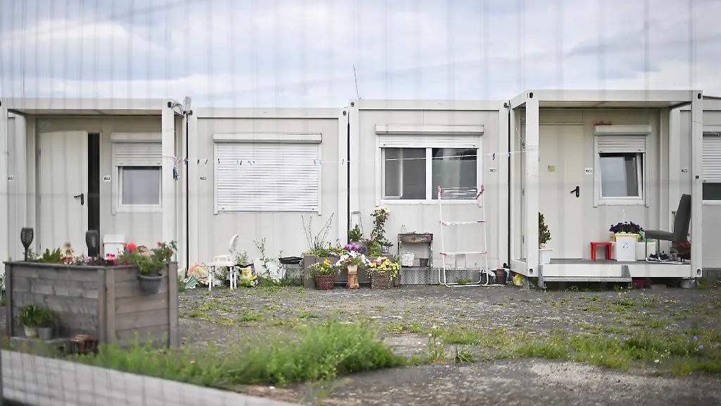 Container-der-Fluechtlingsunterkunft-stehen-auf-dem-Gelaende-des-ehemaligen-Flughafens-Tempelhof-Der-Berliner-Senat-hat-beschlossen-dass-neue-Kapazitaeten-fuer-die-Unterbringung-von-Gefluechteten-geschaffen-werden-sollen
