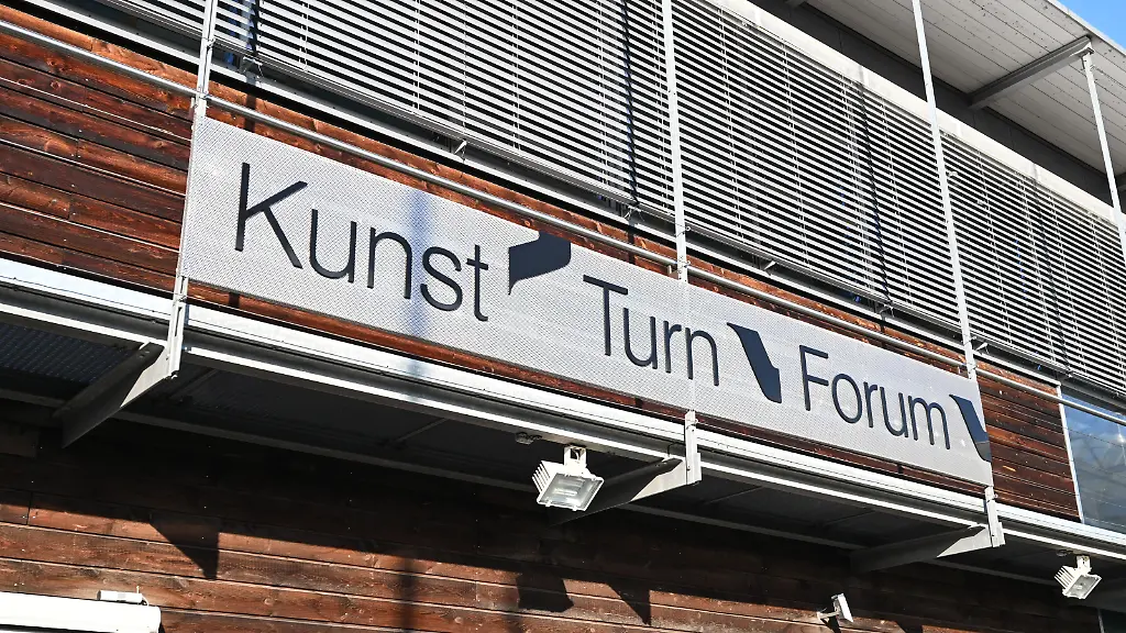Der-Eingang-des-Kunst-Turn-Forums-in-Stuttgart-Um-den-Turn-Skandal-von-Stuttgart-tiefergehend-untersuchen-zu-lassen-setzt-der-Deutsche-Turner-Bund-DTB-auf-externe-Hilfe-Am-Turn-Stuetzpunkt-in-Stuttgart-wird-es-einen-neuen-Stuetzpunktleiter-geben