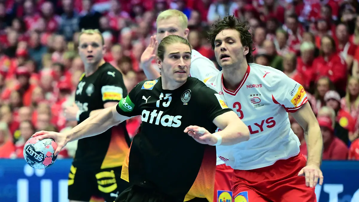 Handball-EM-Deutschland-Daenemark-Hauptrunde-Gruppe-1-3-Spieltag-Jyske-Bank-Boxen-Juri-Knorr-Deutschland-wirft-aufs-Tor