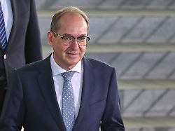 Mehr Personal und Befugnisse: Dobrindt will Verfassungsschutz zu "echtem Geheimdienst" machen