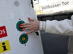 Berlin & Brandenburg: U-Bahngleis ist tabu: Info-Säulen können Leben retten