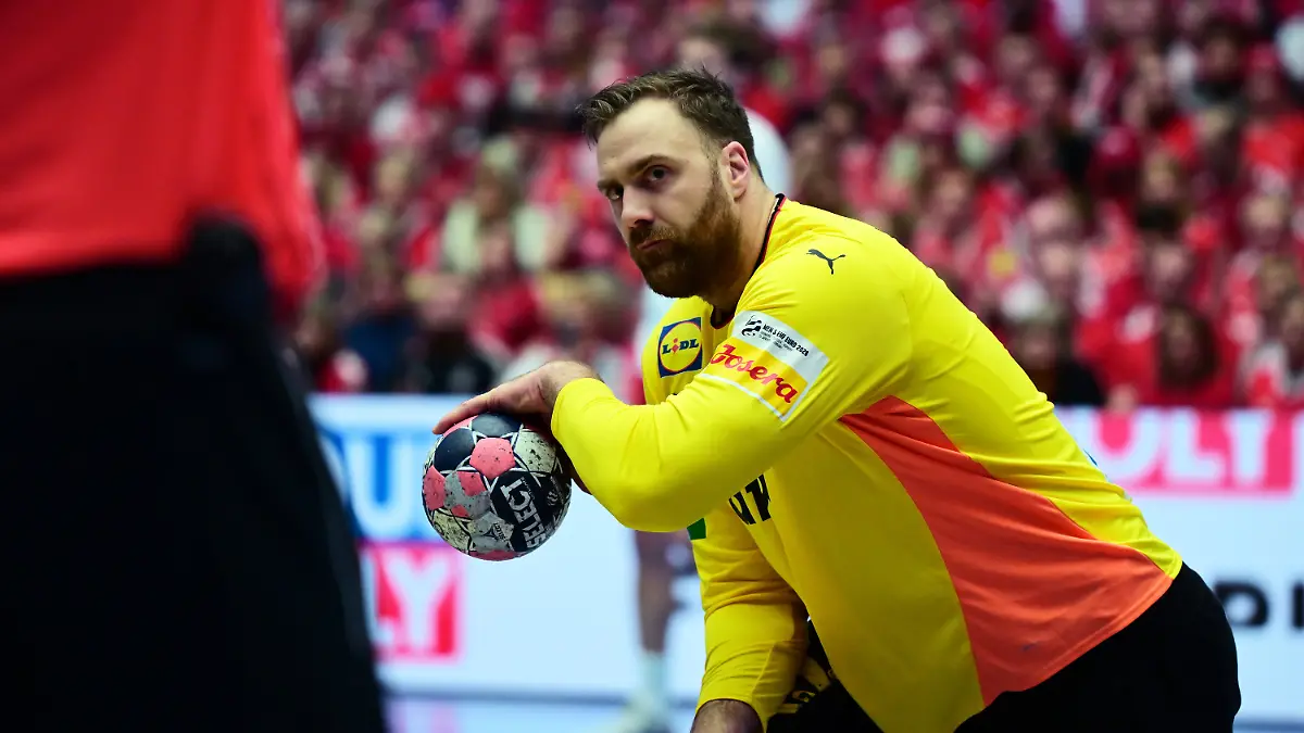 26-01-2026-Daenemark-Herning-Handball-EM-Deutschland-Daenemark-Hauptrunde-Gruppe-1-3-Spieltag-Jyske-Bank-Boxen-Torhueter-Andreas-Wolff-Deutschland-schaut-zum-Schiedsrichter