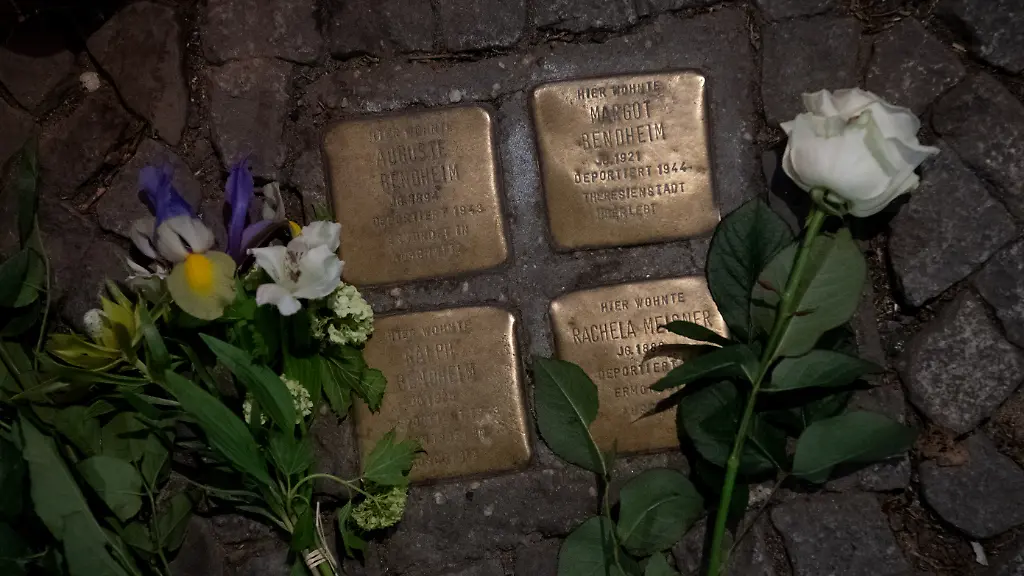 ARCHIV-09-05-2025-NA-Berlin-Blumen-liegen-am-Stolperstein-der-Holocaust-Ueberlebenden-Margot-Friedlaender-geboren-Margot-Bendheim-nach-ihrem-Tod