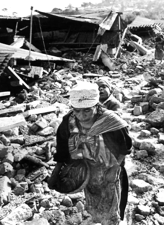 Eine-Mutter-irrt-hilfslos-und-verzweifelt-mit-ihrem-Kind-auf-dem-Ruecken-durch-die-Truemmer-von-San-Pedro-Bei-dem-Erdbeben-vom-4-Februar-1976-in-Guatelmala-sind-22-500-Menschen-ums-Leben-gekommen