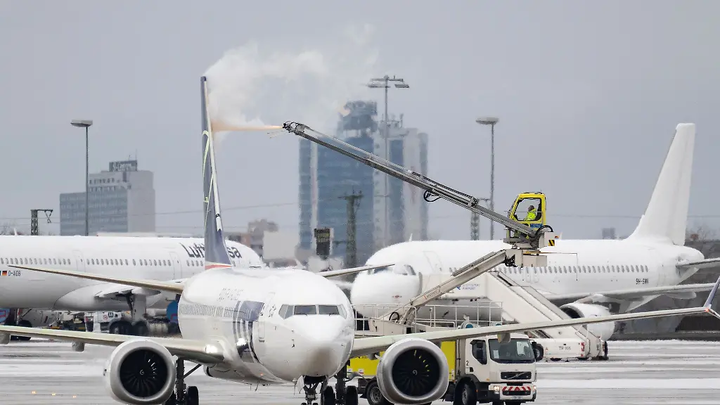 Ein-Flugzeug-wird-am-Flughafen-Stuttgart-vor-dem-Start-enteist
