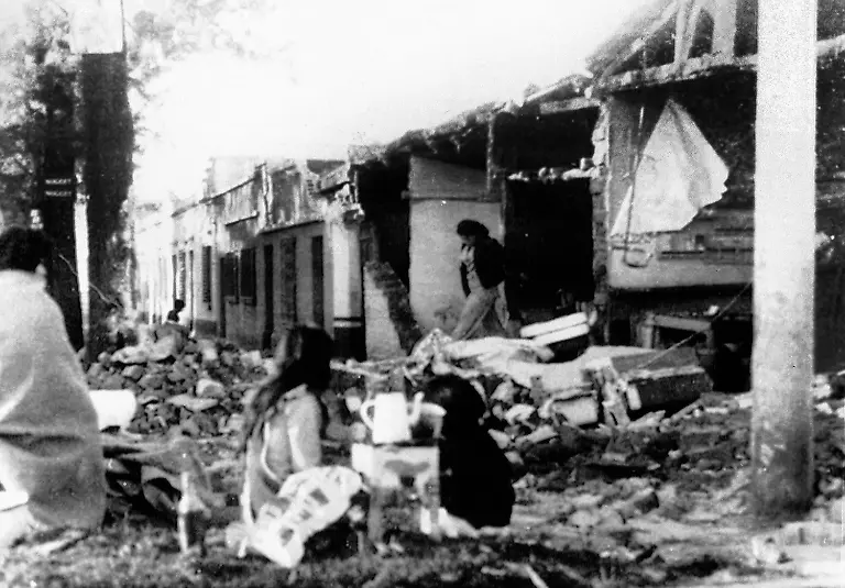 Refugees-huddle-in-the-street-in-Guatemala-City-on-Feb-4-1976-after-a-major-earthquake-struck-the-capitol-killing-an-estimated-two-thousand-people