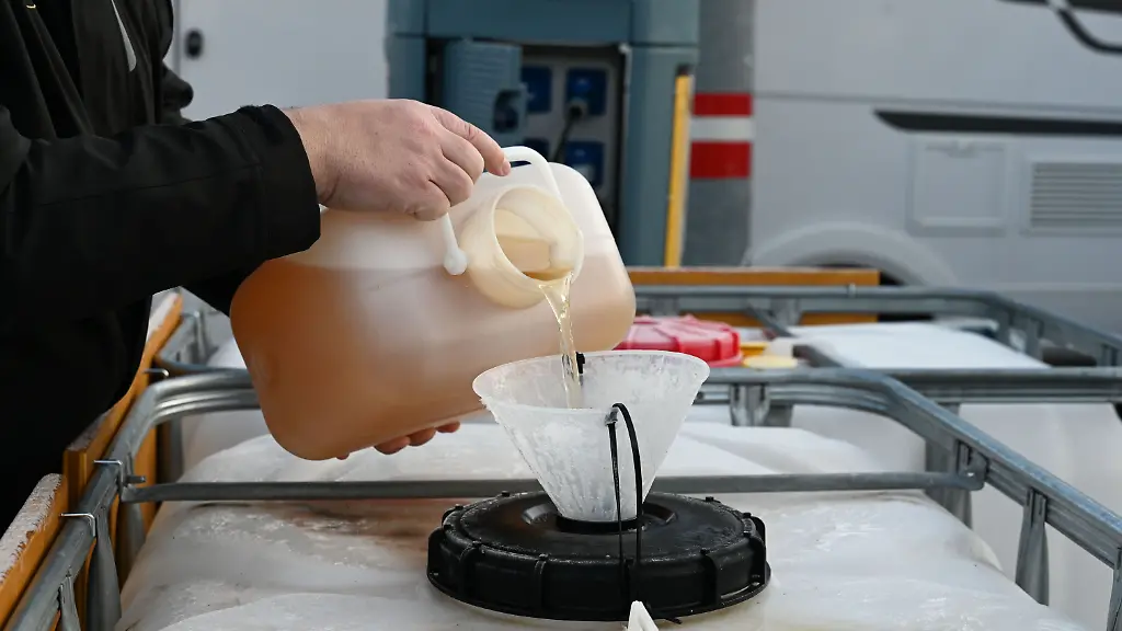 PRODUKTION-22-01-2026-Baden-Wuerttemberg-Stuttgart-Ein-Mann-fuellt-bei-einem-Termin-mit-der-Deutschen-Presse-Agentur-etwa-acht-Liter-Urin-den-eine-Camperin-gespendet-hat-in-einen-Sammelcontainer-Bei-der-CMT-der-Stuttgarter-Reisemesse-sammelt-die-Universitaet-Stuttgart-den-Urin-von-Campern-Damit-wollen-die-Wissenschaftler-weiter-an-dem-neuartigen-Baustoff-Biobeton-forschen-Hergestellt-wird-der-Beton-durch-ein-Biomineralisierung-Verfahren-das-auf-menschlichem-Urin-basiert