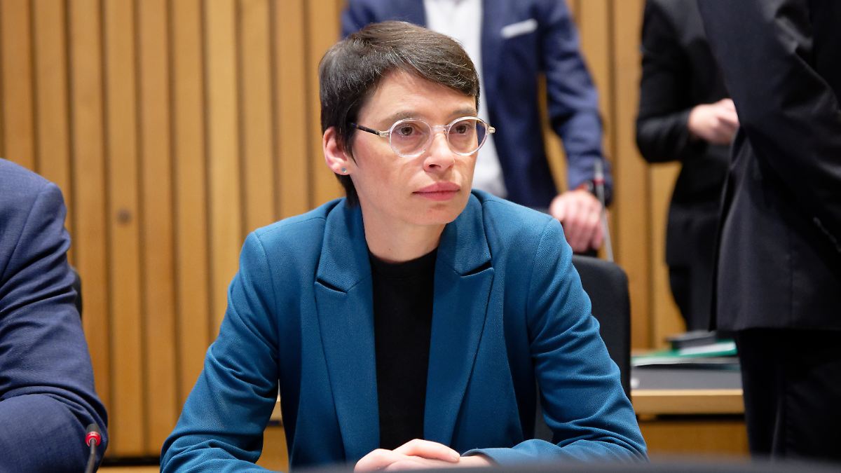 Tagelang-nicht-reagiert-NRW-Fl-chtlingsministerin-Paul-tritt-im-Zuge-von-Solingen-Aufarbeitung-zur-ck