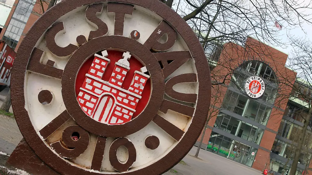 Ein-Schriftzug-in-einer-Kabine-des-Millerntor-Stadions-hat-den-Unmut-der-Polizeigewerkschaft-GdP-erregt