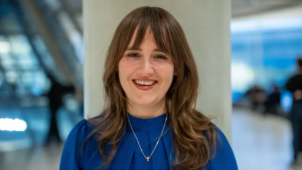 Ricarda-Lang-Buendnis-90-Die-Gruenen-ehemalige-Gruenen-Bundesvorsitzende-steht-mit-neuer-Frisur-vor-der-Fraktionssitzung-im-Bundestag