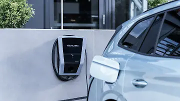 Amperfied_Wallbox_connect.home_Elektrofahrzeug_Parkplatz