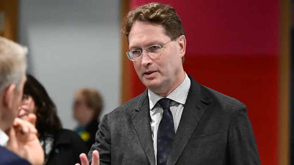 26-11-2025-Baden-Wuerttemberg-Stuttgart-Ola-Kaellenius-Vorstandsvorsitzender-Mercedes-Benz-Group-im-Gespraech-beim-Strategiedialog-Automobilwirtschaft