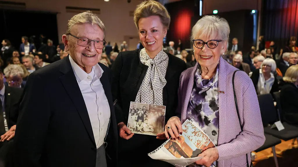 NRW-Kulturministerin-Ina-Brandes-Mitte-mit-den-Holocaust-Ueberlebenden-Eva-Weyl-und-Wolfgang-Polak-Die-beiden-Zeitzeugen-haben-tagelang-Fragen-beantwortet-damit-Ausstellungsbesucher-bald-mit-ihren-Hologrammen-sprechen-koennen