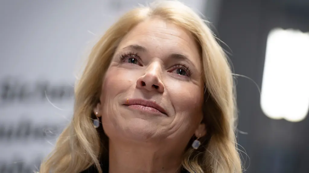 Evelyn-Palla-beim-Pressetermin-zur-Vorstellung-des-Sofortprogramms-fuer-mehr-Sicherheit-und-Sauberkeit-der-Deutschen-Bahn-auf-dem-Hauptbahnhof-Berlin-20-01