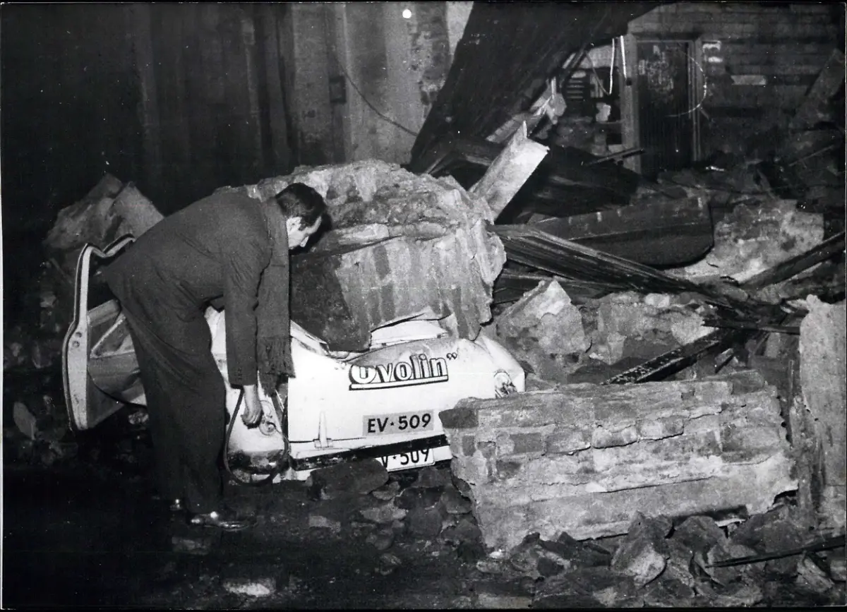 1960-Erdbeben-in-Chile-Mehrere-schwere-Erdbeben-verursachten-in-weiten-Teilen-Chiles-schwere-Sch-den-und-forderten-rund-6000-Todesopfer-Mehr-als-2-Millionen-Menschen-sind-obdachlos-OPS-Ein-Auto-unter-den-Tr-mmern-eines-Hauses-begraben-Keystone-M-nchen-28-5