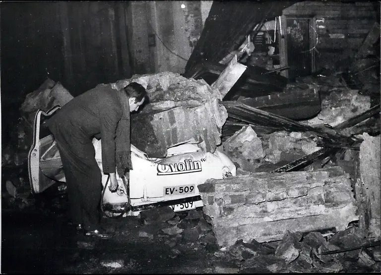 1960-Erdbeben-in-Chile-Mehrere-schwere-Erdbeben-verursachten-in-weiten-Teilen-Chiles-schwere-Sch-den-und-forderten-rund-6000-Todesopfer-Mehr-als-2-Millionen-Menschen-sind-obdachlos-OPS-Ein-Auto-unter-den-Tr-mmern-eines-Hauses-begraben-Keystone-M-nchen-28-5