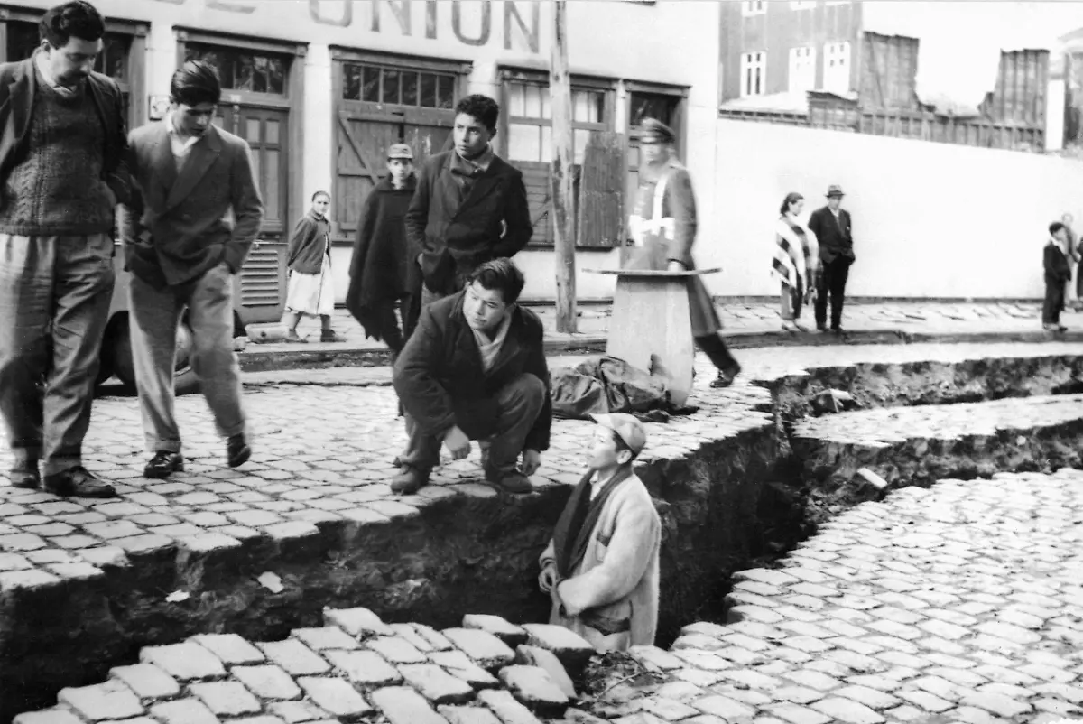 picture-taken-in-April-1960-in-Valdivia-of-people-looking-at-an-enormous-crack-on-a-street-due-to-the-earthquake-that-struck-the-area-on-May-22-1960