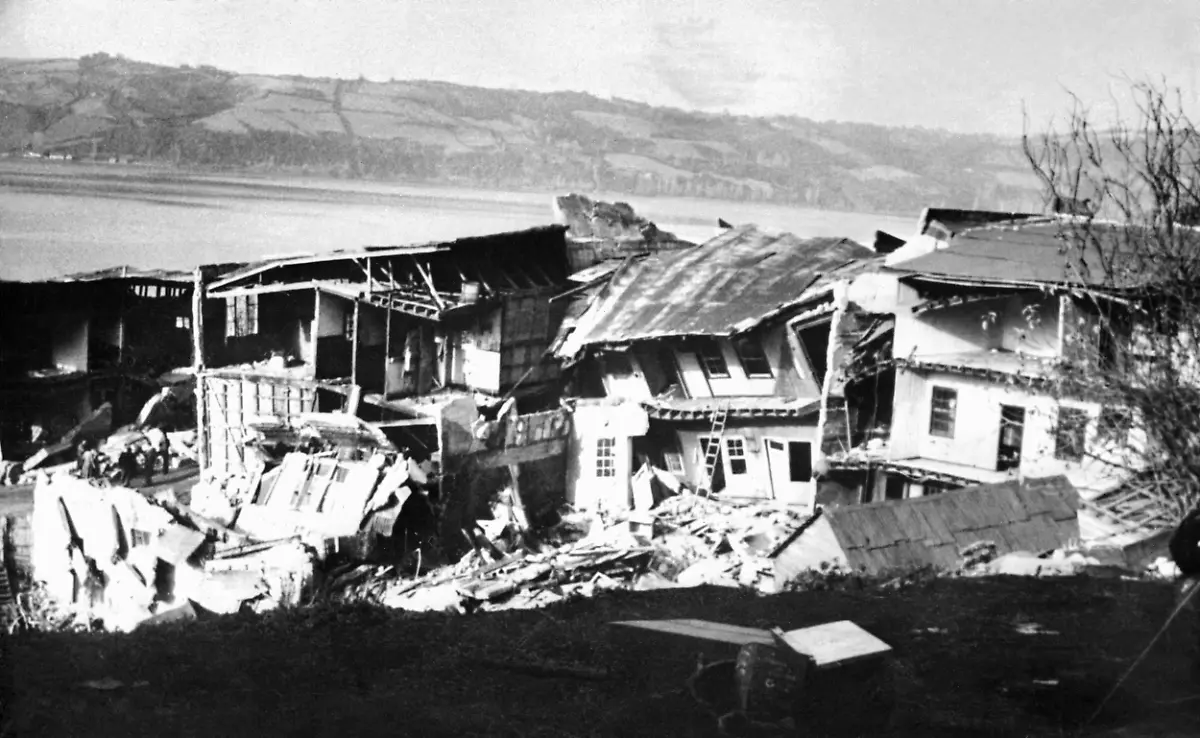 picture-taken-04-June-1960-in-Castro-on-the-Chiloe-Island-of-collapsed-houses-due-to-the-earthquake-that-struck-the-area-on-May-22-1960-and-caused-a-tsunami-In-1960-a-huge-tidal-wave-travelling-at-750-kilometres-465-miles-an-hour-smashed-into-Japan-having-been-caused-by-a-series-of-quakes-in-Chile-on-the-other-side-of-the-Pacific-Ocean-Hundreds-were-left-dead