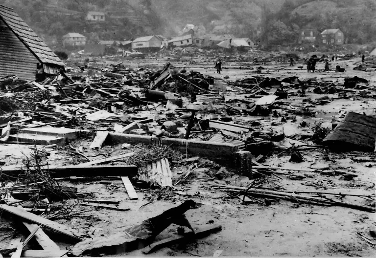 4-Juni-1960-Tausende-sterben-bei-Erdbeben-in-Chile-Tr-mmer-in-der-Stadt-Valdivia-Sch-tzungsweise-mehr-als-dreitausend-Menschen-verloren-bei-der-Erdbebenserie-die-weite-Teile-Chiles-verw-stete-ihr-Leben-Die-Erdbeben-l-sten-Flutwellen-aus-und-zahlreiche-Vulkane-brachen-aus-Das-Foto-zeigt-Tr-mmer-in-der-s-dchilenischen-Stadt-Valdivia-nach-dem-Erdbeben