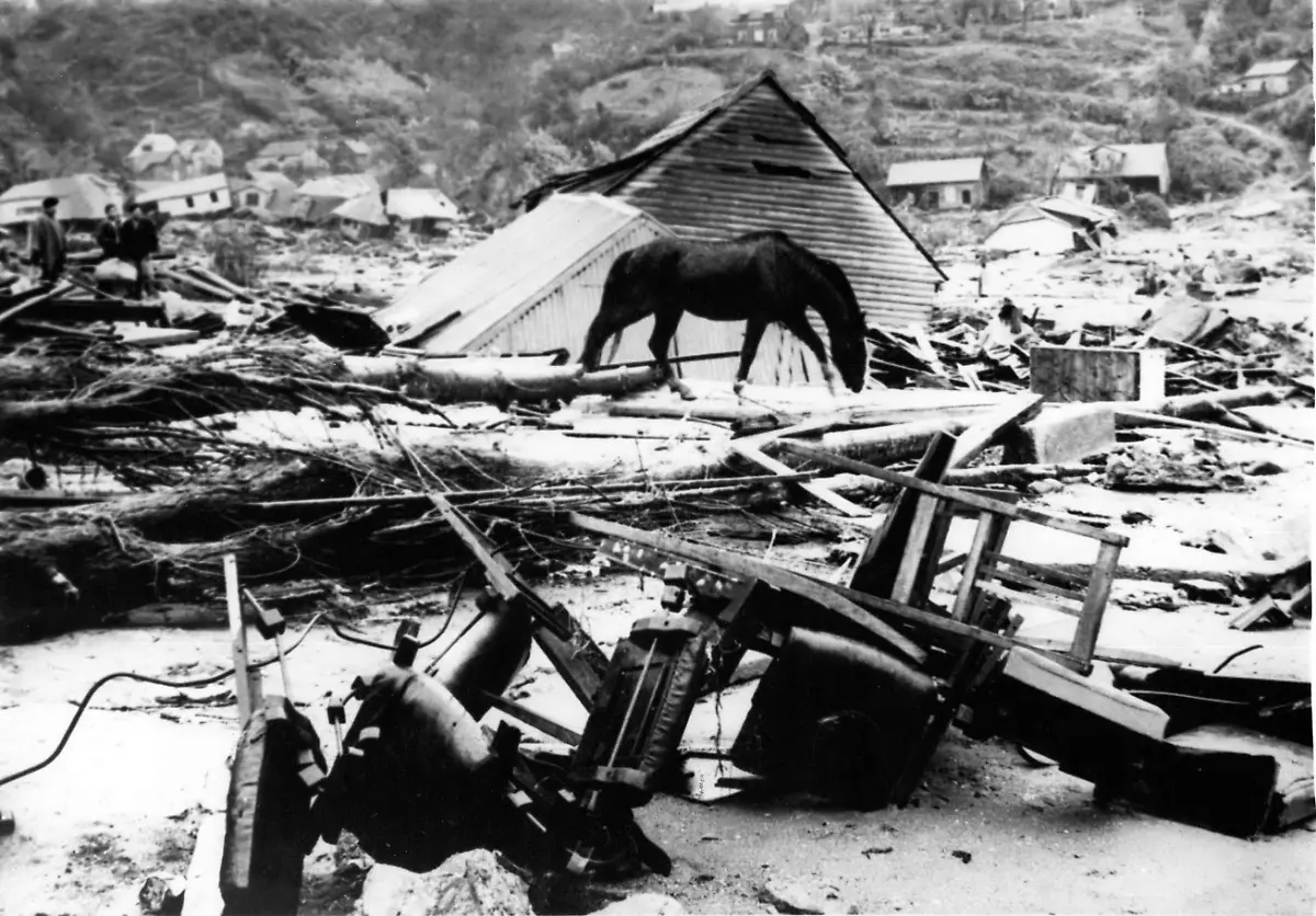 4-Juni-1960-Tausende-sterben-bei-Erdbeben-Arbeiter-und-gerettete-Habseligkeiten-im-Korral-Sch-tzungsweise-mehr-als-dreitausend-Menschen-verloren-bei-der-Erdbebenserie-die-weite-Teile-Chiles-verw-stete-ihr-Leben-Die-Erdbeben-brachten-Flutwellen-mit-sich-und-viele-Vulkane-brachen-aus-Foto-zeigt-Tr-mmer-in-einer-Stadt-auf-der-anderen-Seite-von-Valdivia-diese-Stadt-wurde-praktisch-ausgel-scht