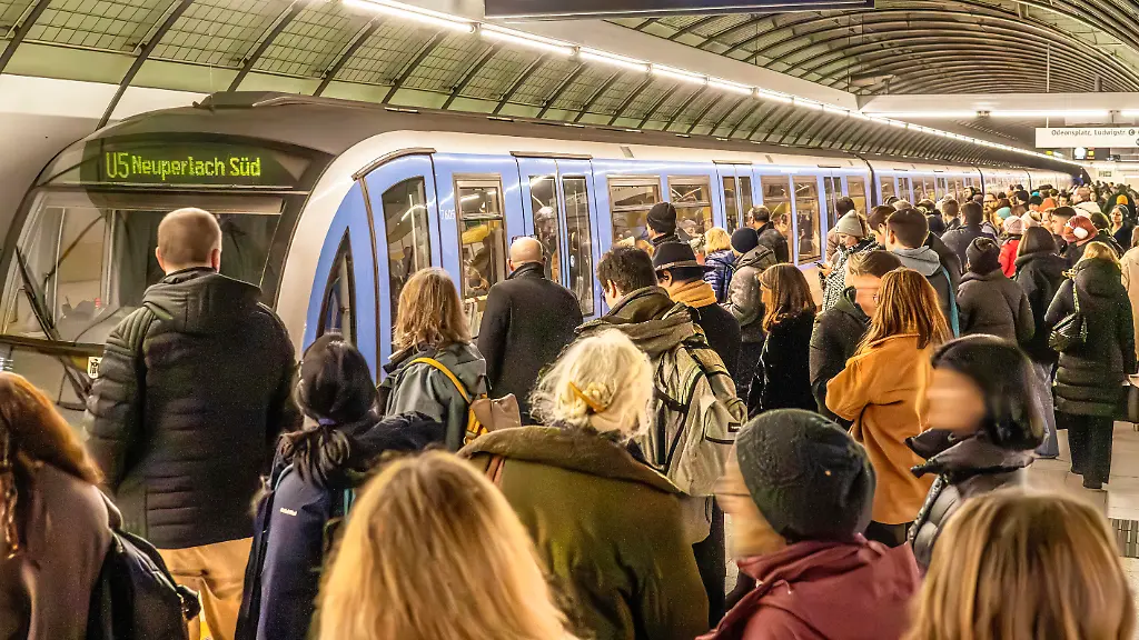 Deutschland-Muenchen-Dezember-2025-U-Bahnhof-Odeonsplatz-viele-Fahrgaeste-am-Bahnsteig-U-Bahn-Linie-U5-Richtung-Neuperlach-Sued-faehrt-ein-MVG-Oeffentlicher-Nahverkehr-OePNV-Deutschlandticket-Weihnachtszeit-Winter-Bayern-bayerisch