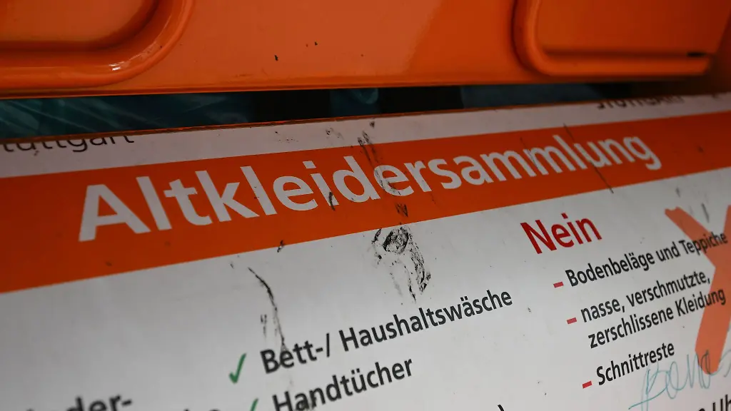 Von-wem-wurde-der-tote-Hund-neben-dem-Altkleidercontainer-entsorgt-Symbolbild