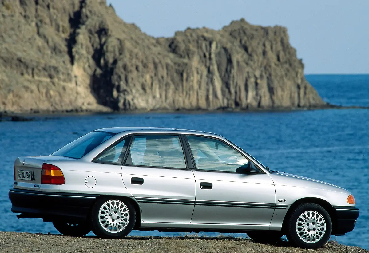 Opel-Astra-sedan-1992-1994-1