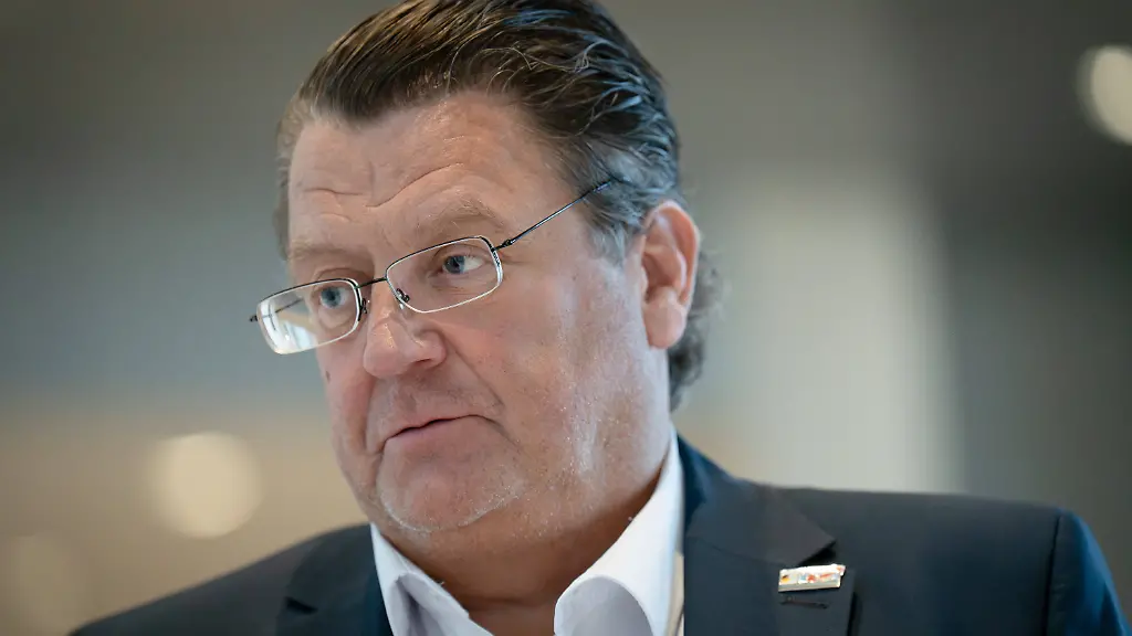 Bundestag-Stephan-Brandner-AfD-Reichstagsgebaeude-Bundestag-Sitzung-Plenum-Stephan-Brandner-AfD-Berlin-Berlin-GER-Bundestag-Stephan-Brandner-AfD-Reichstag-building-Bundestag-session-plenary-Stephan-Brandner-AfD-Berlin-Berlin-GER